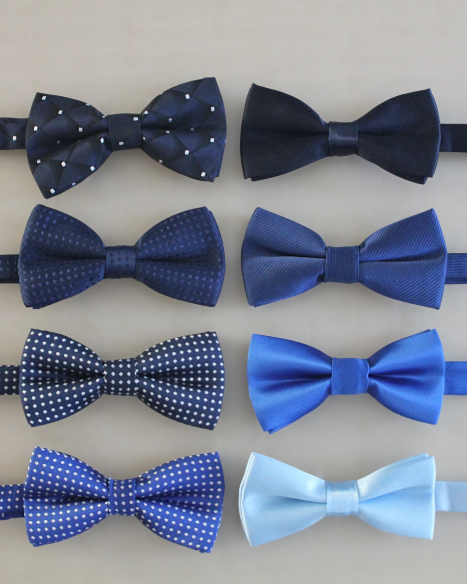 Gravatinha borboleta infantil em cetim nos tons de azul, com regulagem no pescoço. Acessório elegante para pajens.