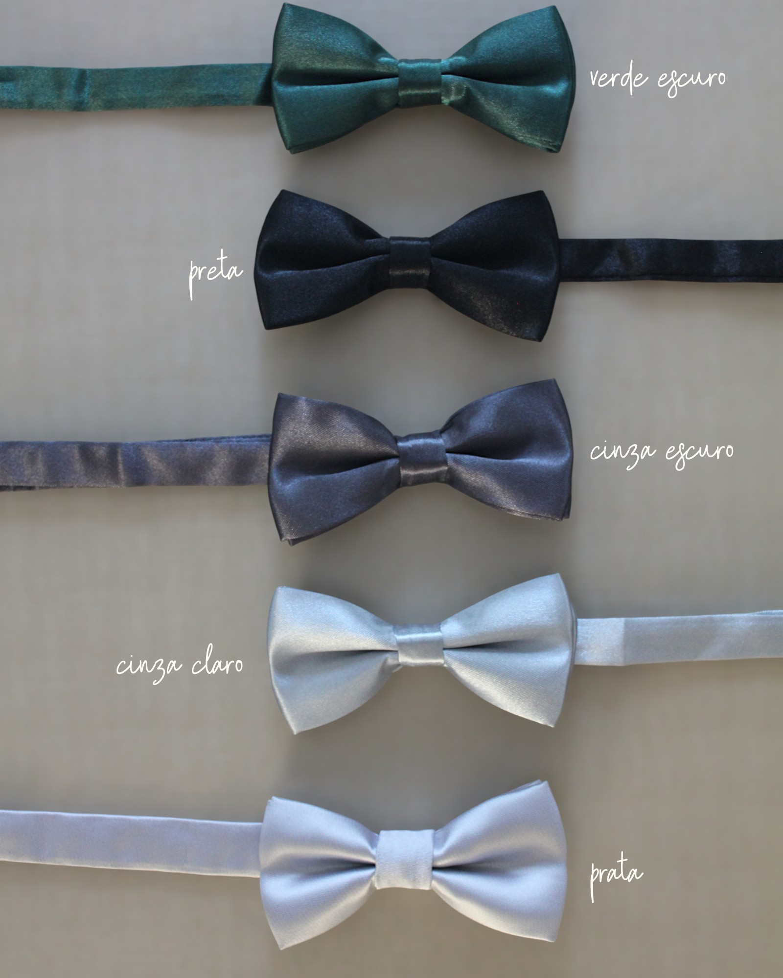 Gravatinha borboleta infantil em cetim nos tons formais — preto, prata e verde musgo — com regulagem no pescoço.