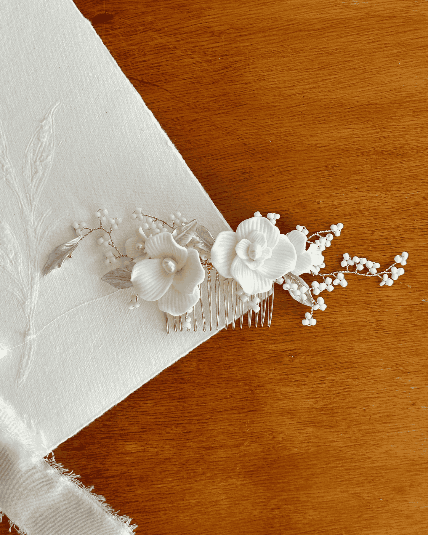 Pente com flor em porcelana para noivas