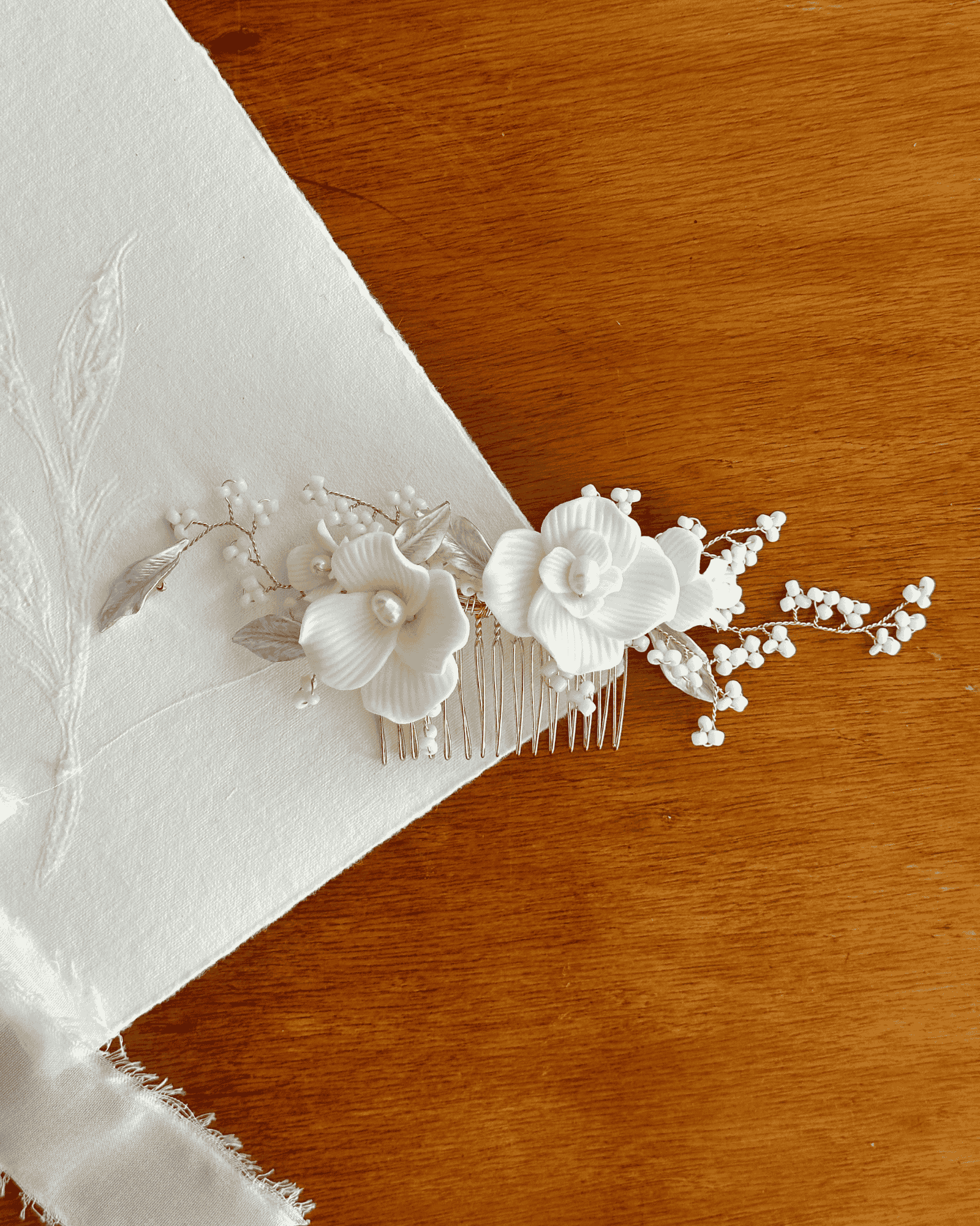 Pente com flor em porcelana para noivas