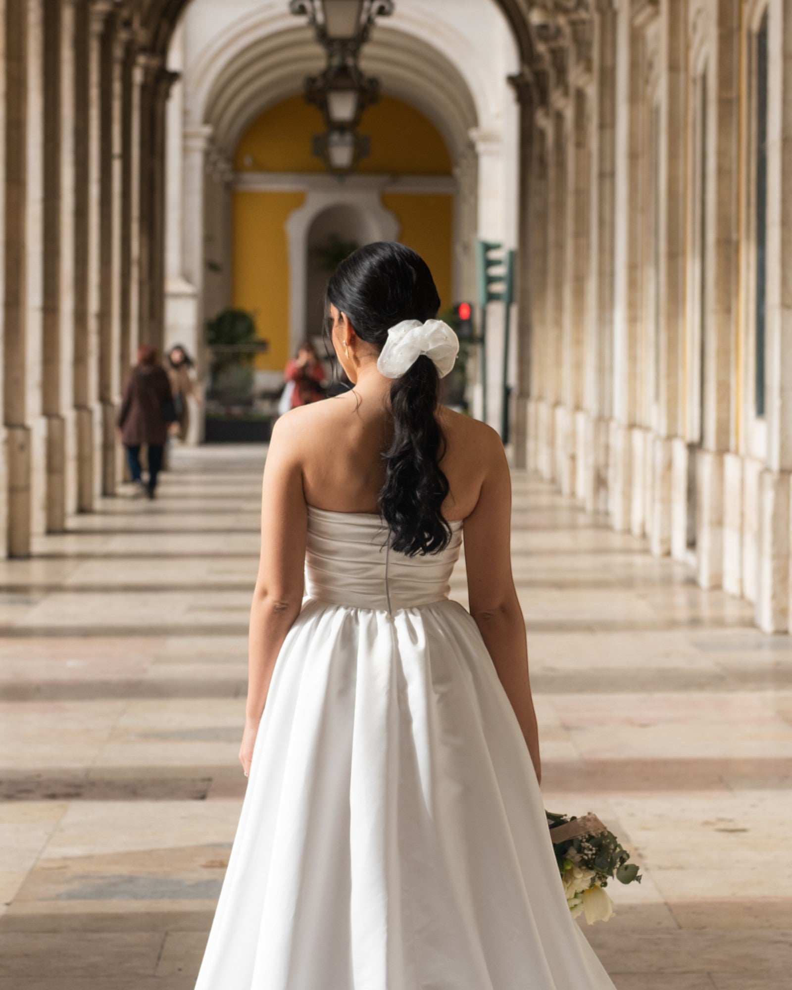 Scrunchie em organza na cor offwhite com aplicação de pérolas.