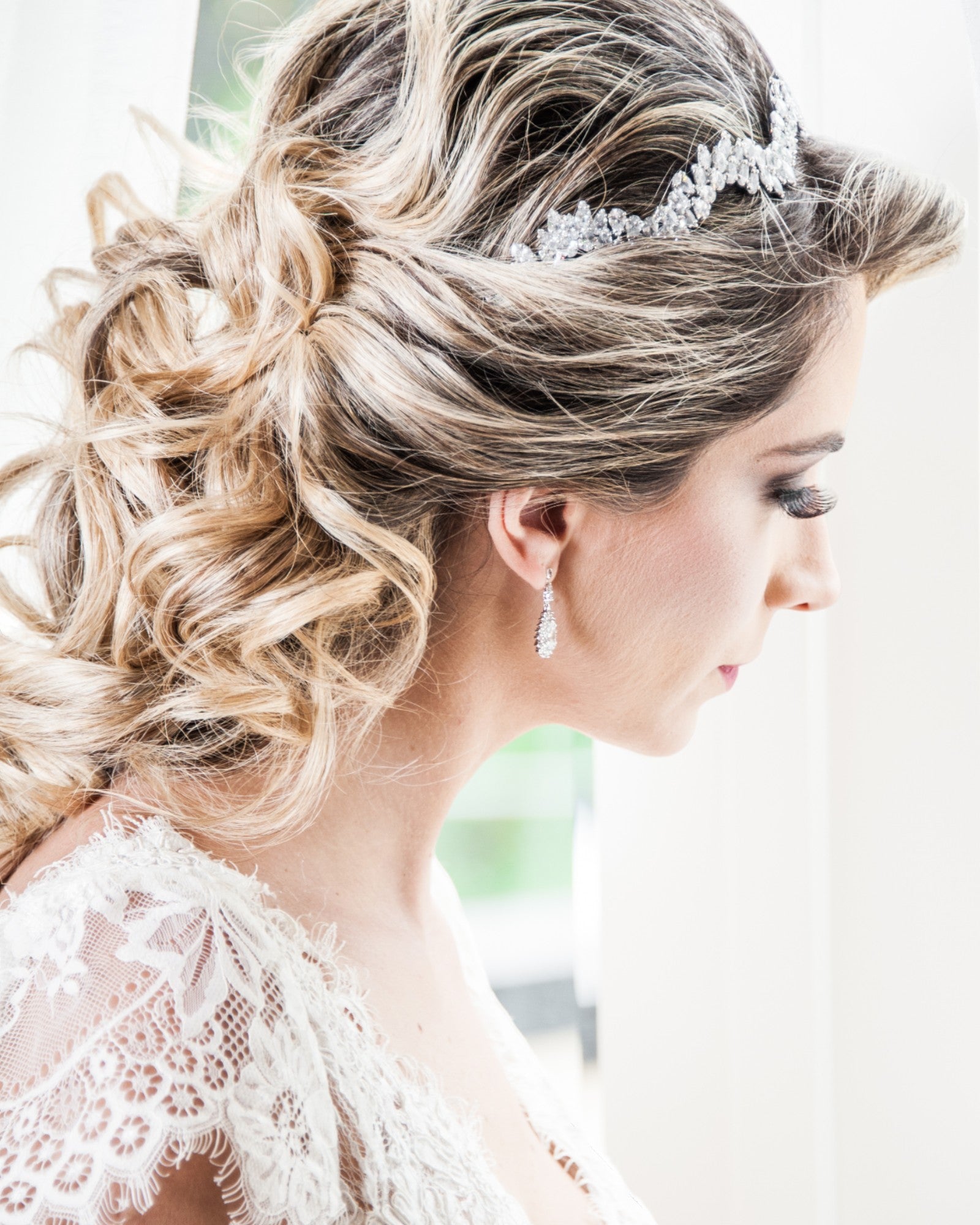 Tiara de noiva com design em zigue-zague, metal nobre banhado em ródio e zircônias, modelo Exclusif 20 da Etiquette.