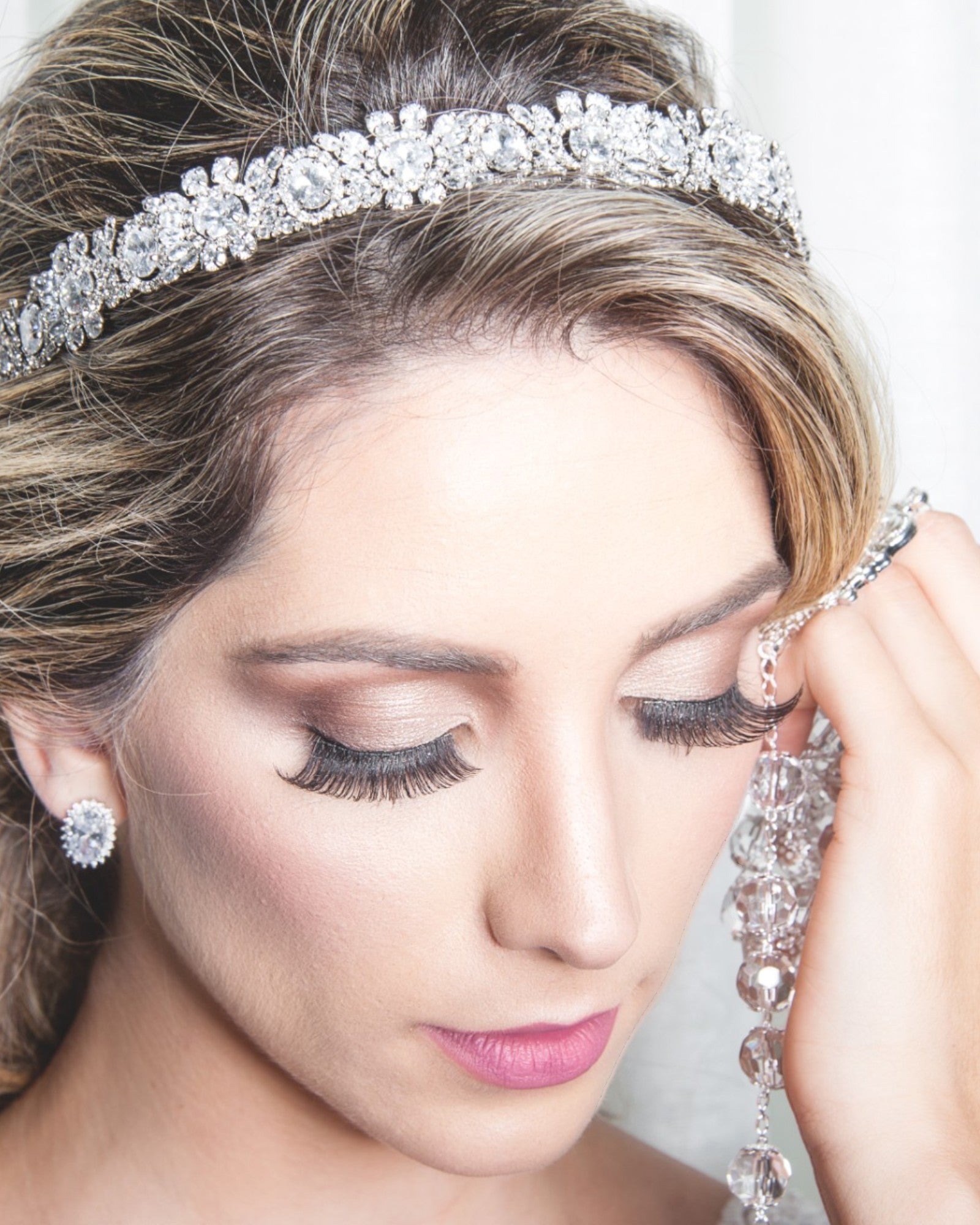 Tiara de noiva com mix de zircônias em diferentes formatos e tamanhos, em metal banhado em ródio, modelo Exclusif 30 da Etiquette.