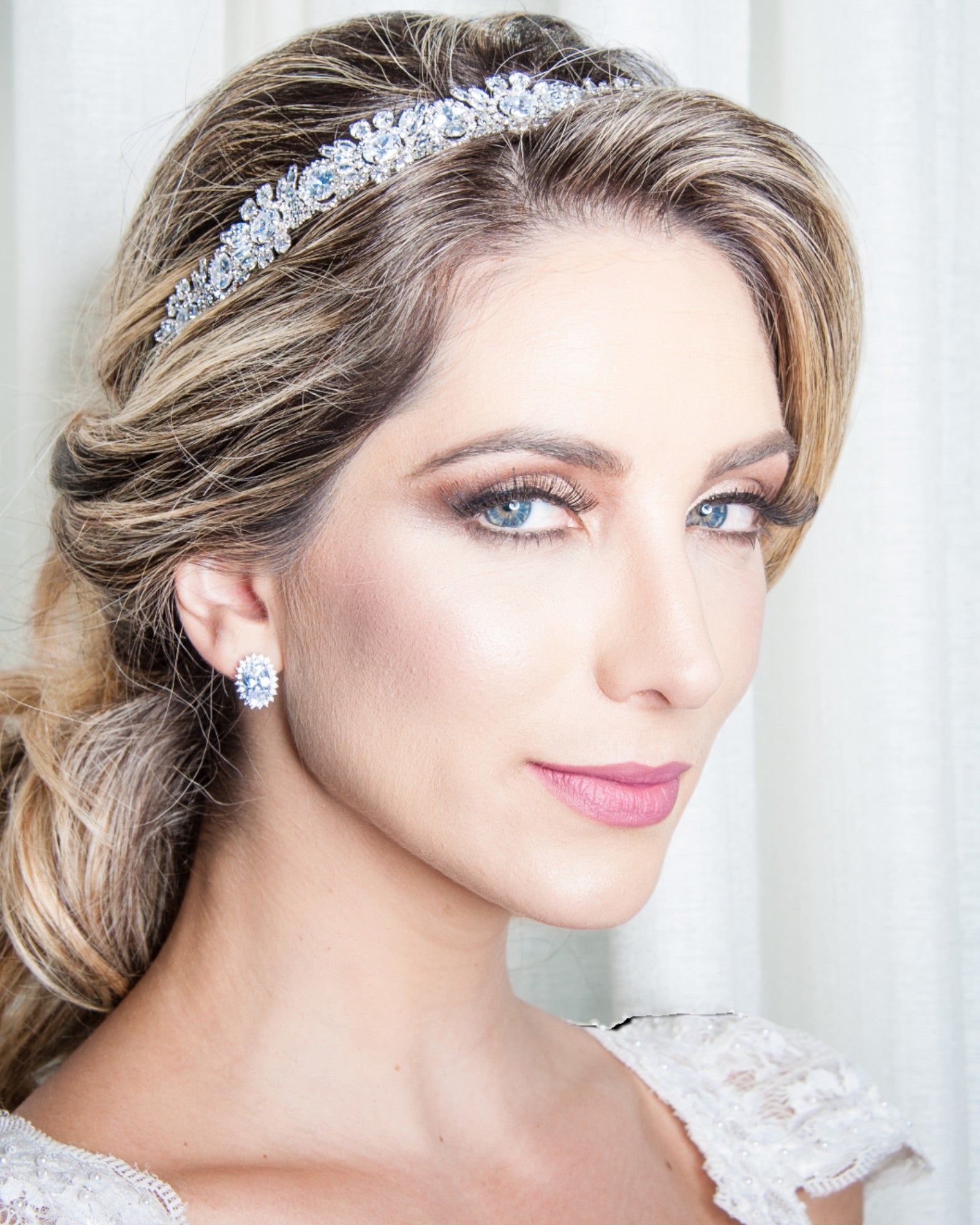 Tiara de noiva com mix de zircônias em diferentes formatos e tamanhos, em metal banhado em ródio, modelo Exclusif 30 da Etiquette.