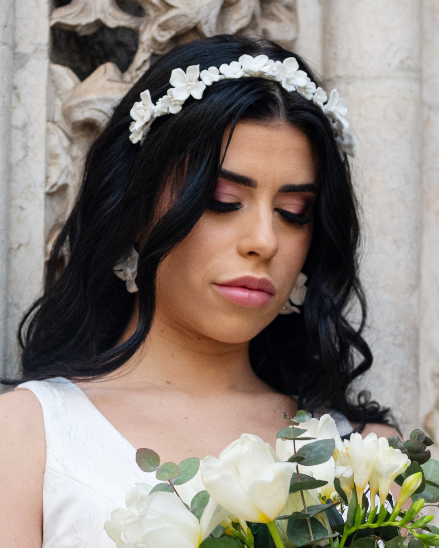 Tiara para noivas com flores em porcelana fria na cor branca.