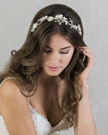 Delicada tiara flexível com flores e folhas em metal e banhadas em prata. Pode ser usada como um pente na parte de trás do penteado.