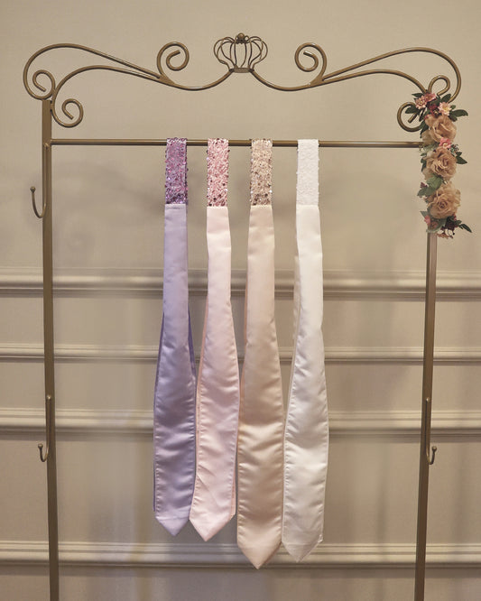 Faixa de cetim com detalhe em paetês para daminha, com laço estruturado e brilho elegante, exclusiva da Etiquette