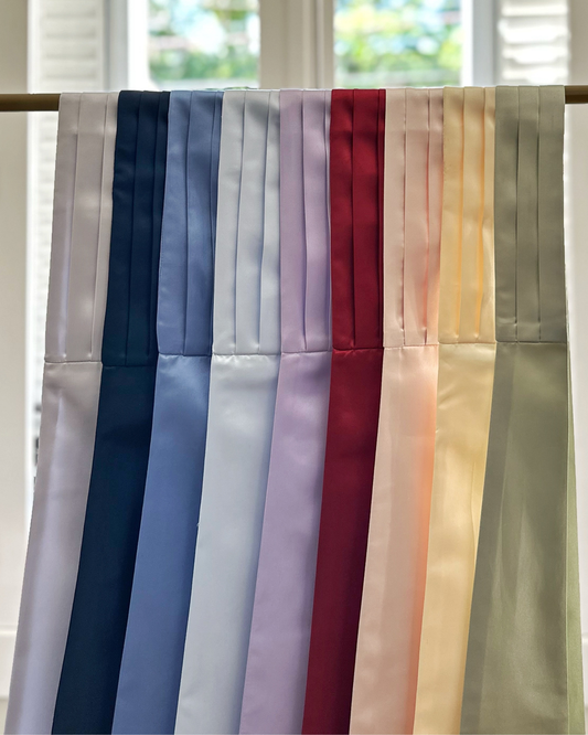Faixa de cetim estruturado com três pregas e acabamento em bico, para laço nas costas. Modelo elegante da Etiquette para daminhas