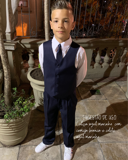 Pajem usando calça e colete social azul marinho com camisa branca da Etiquette para casamento na igreja Nossa Senhora do Brasil