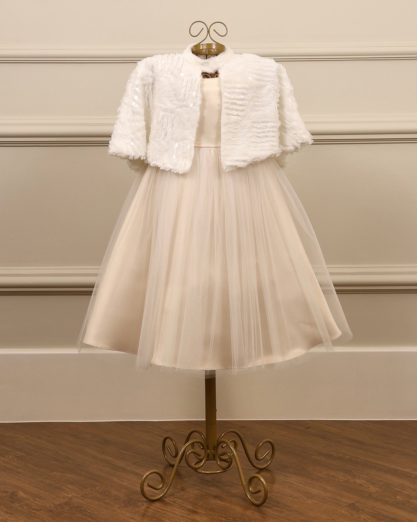 Pelerine infantil da Etiquette em pelinho sintético branco e paetês, delicada, leve e perfeita para complementar vestidos nos dias mais frescos.