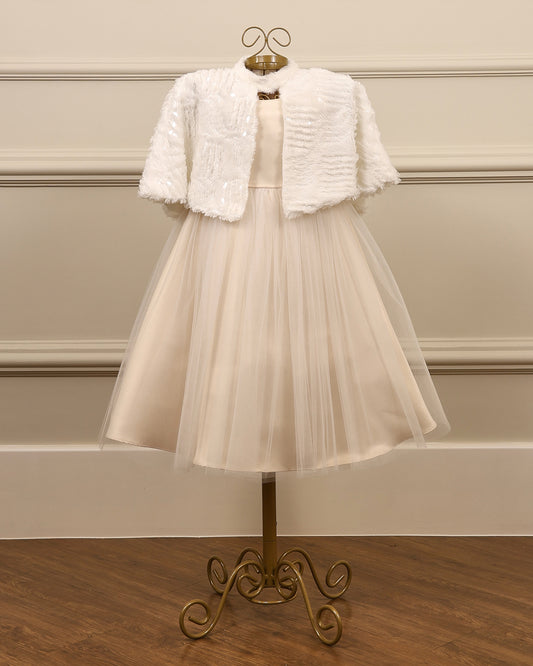 Pelerine infantil da Etiquette em pelinho sintético branco e paetês, delicada, leve e perfeita para complementar vestidos nos dias mais frescos.
