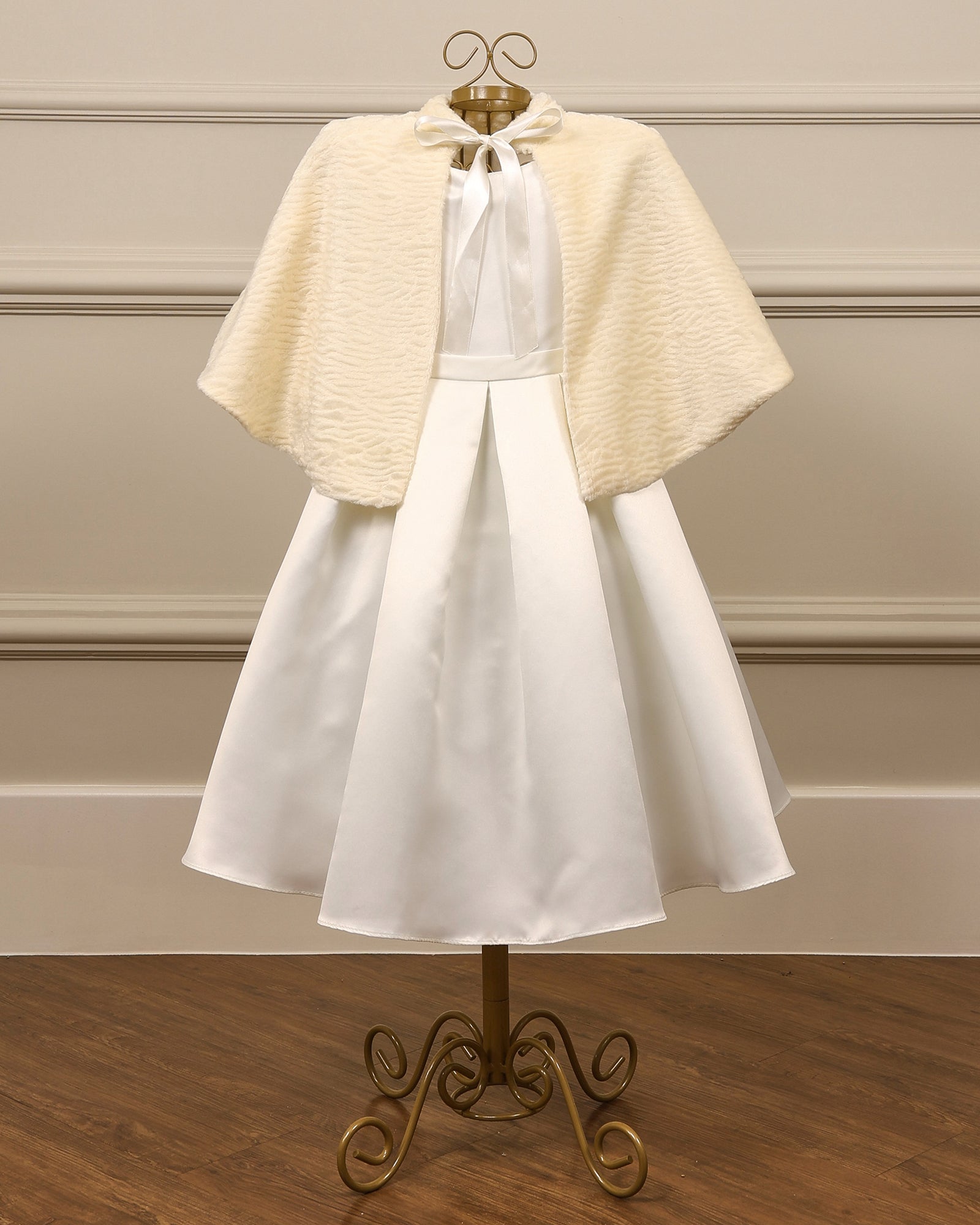 Pelerine infantil da Etiquette em pelinho sintético creme, com laço de fita no pescoço. Delicada, leve e perfeita para complementar vestidos.