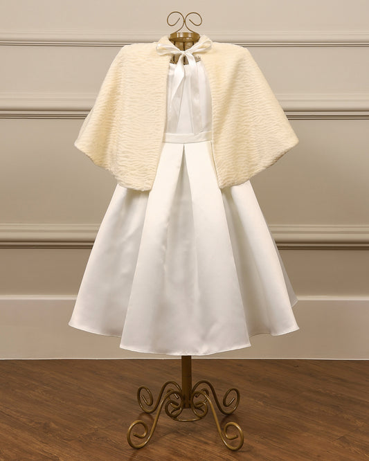 Pelerine infantil da Etiquette em pelinho sintético creme, com laço de fita no pescoço. Delicada, leve e perfeita para complementar vestidos.