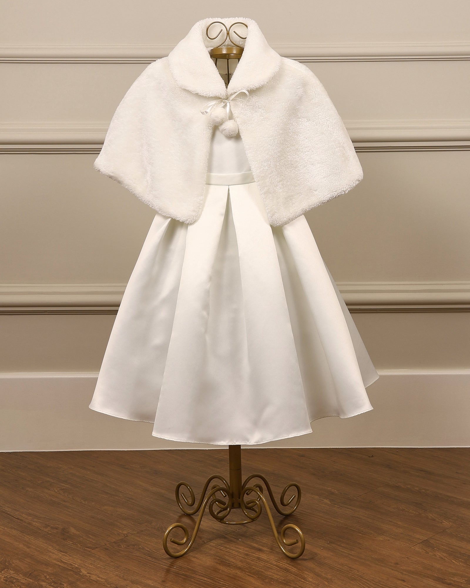 Pelerine infantil com pelinho alto e fofinho da Etiquette, com laço no pescoço e dois pompons nas pontas. Ideal para casamentos no frio.
