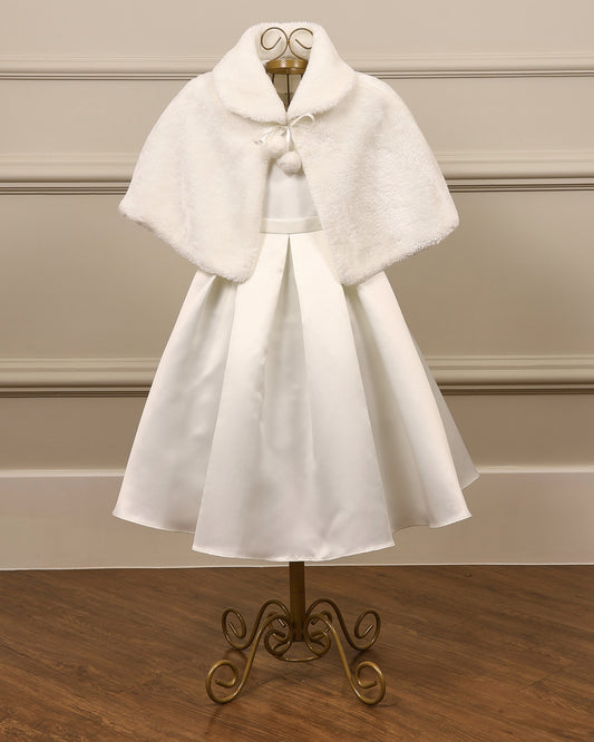 Pelerine infantil com pelinho alto e fofinho da Etiquette, com laço no pescoço e dois pompons nas pontas. Ideal para casamentos no frio.