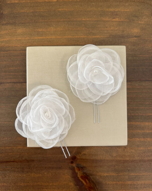 Pin de flor de cetim com pérola no miolo, disponível em branco e off. Acessório delicado para penteados de daminhas.