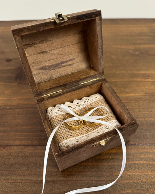 Porta alianças bauzinho vintage da Etiquette, em MDF com forro de juta e fitinha interna. Estilo boho chic para casamentos no campo.