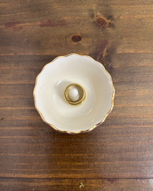 Porta alianças em porcelana vitrificada Lenox na cor creme com borda dourada. Modelo Classic da Etiquette, elegante e tradicional.