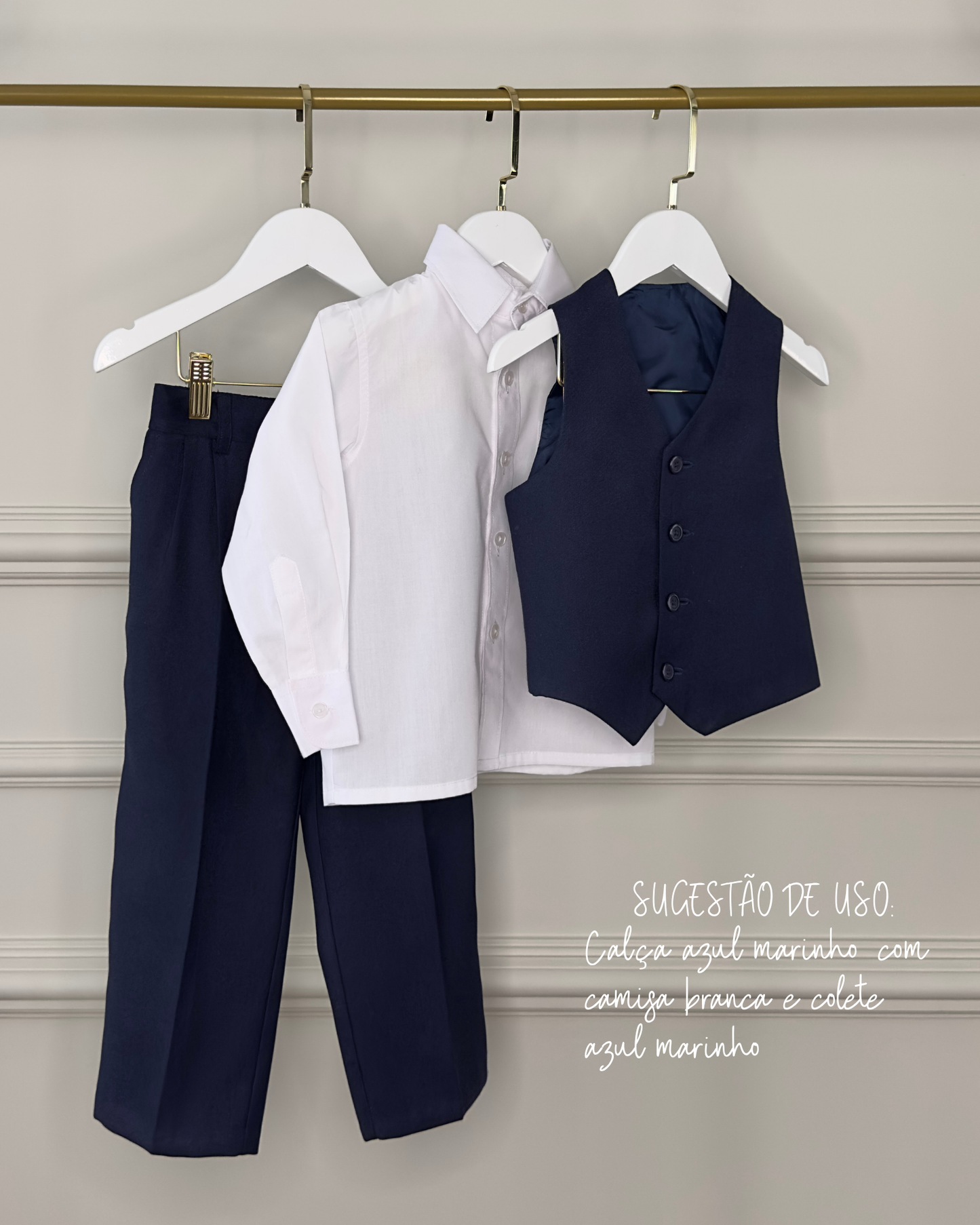 Sugestão de uso para pajens Etiquette, calça social com camisa branca e colete social