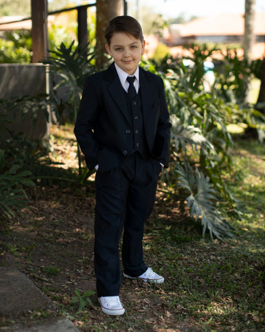 Terno infantil azul-marinho para pajem, com paletó, colete, calça social, camisa branca e gravata. Look clássico e sofisticado para cerimônias.