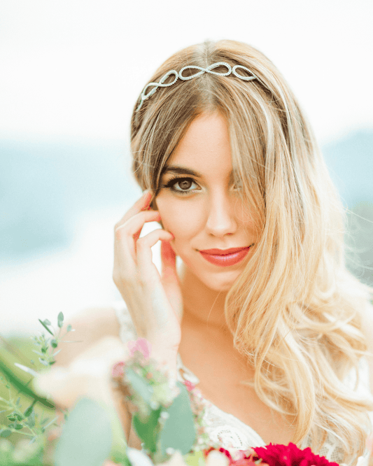Tiara de noiva delicada com microzircônias em desenho de infinitos horizontais, modelo Joana da coleção Bossa meets Fado da Etiquette.