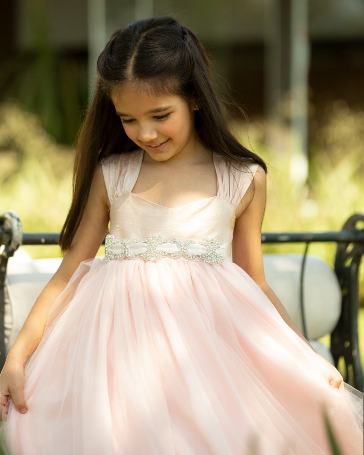 Vestido para daminha Emma rosa claro com tule, faixa com cristais e decote nas costas da Etiquette