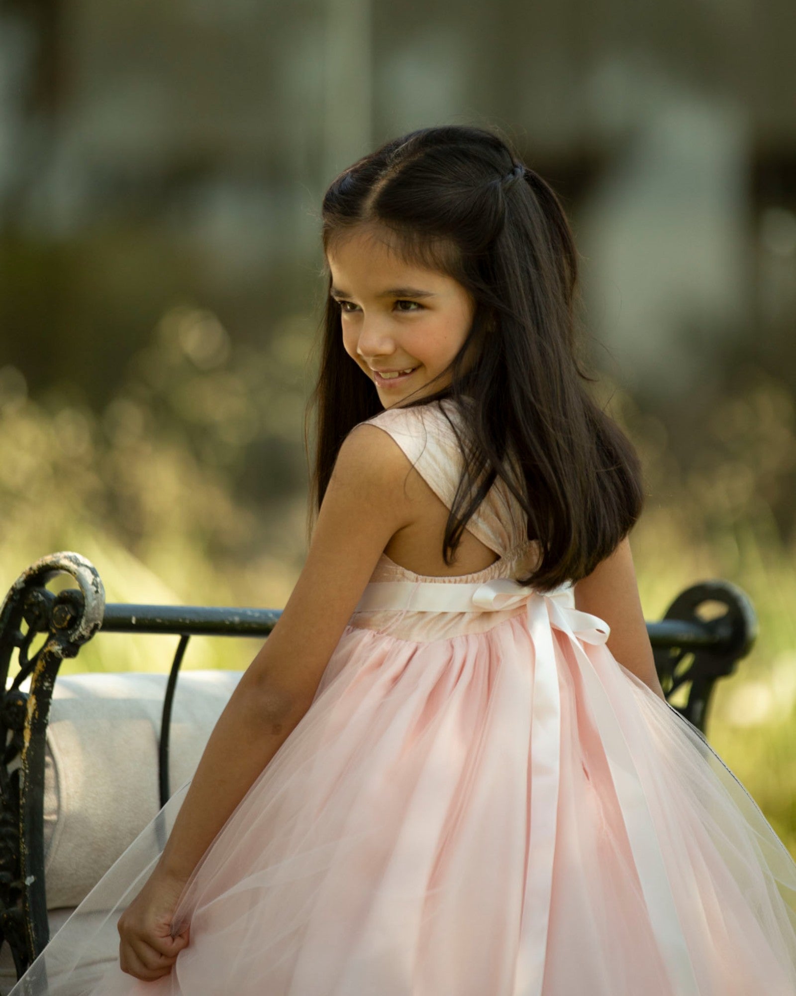 Vestido para daminha Emma rosa claro com tule, faixa com cristais e decote nas costas da Etiquette