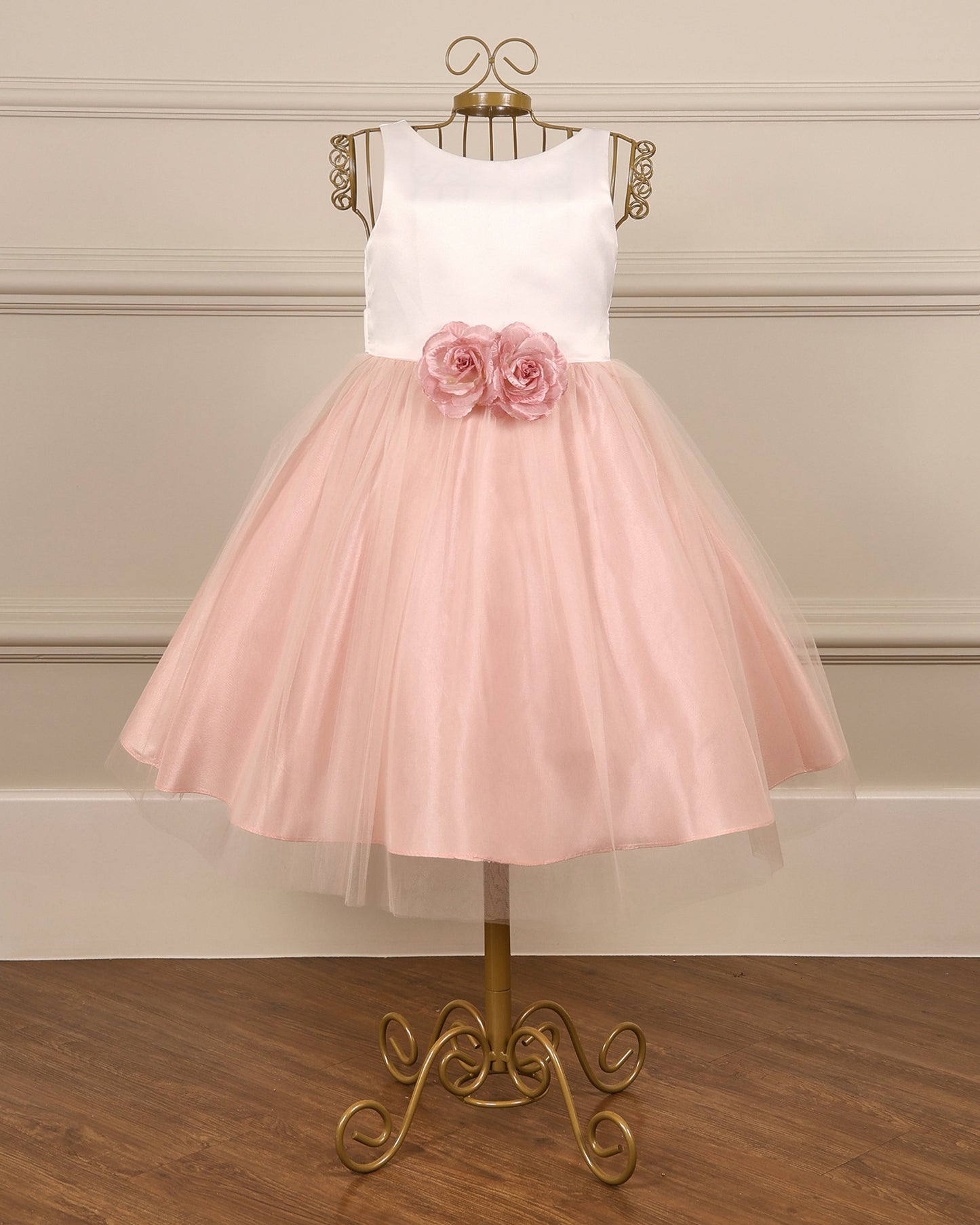 Vestido para daminha Alice offwhite e rosa com saia de tule, faixa ajustável e broche de flores decote da Etiquette