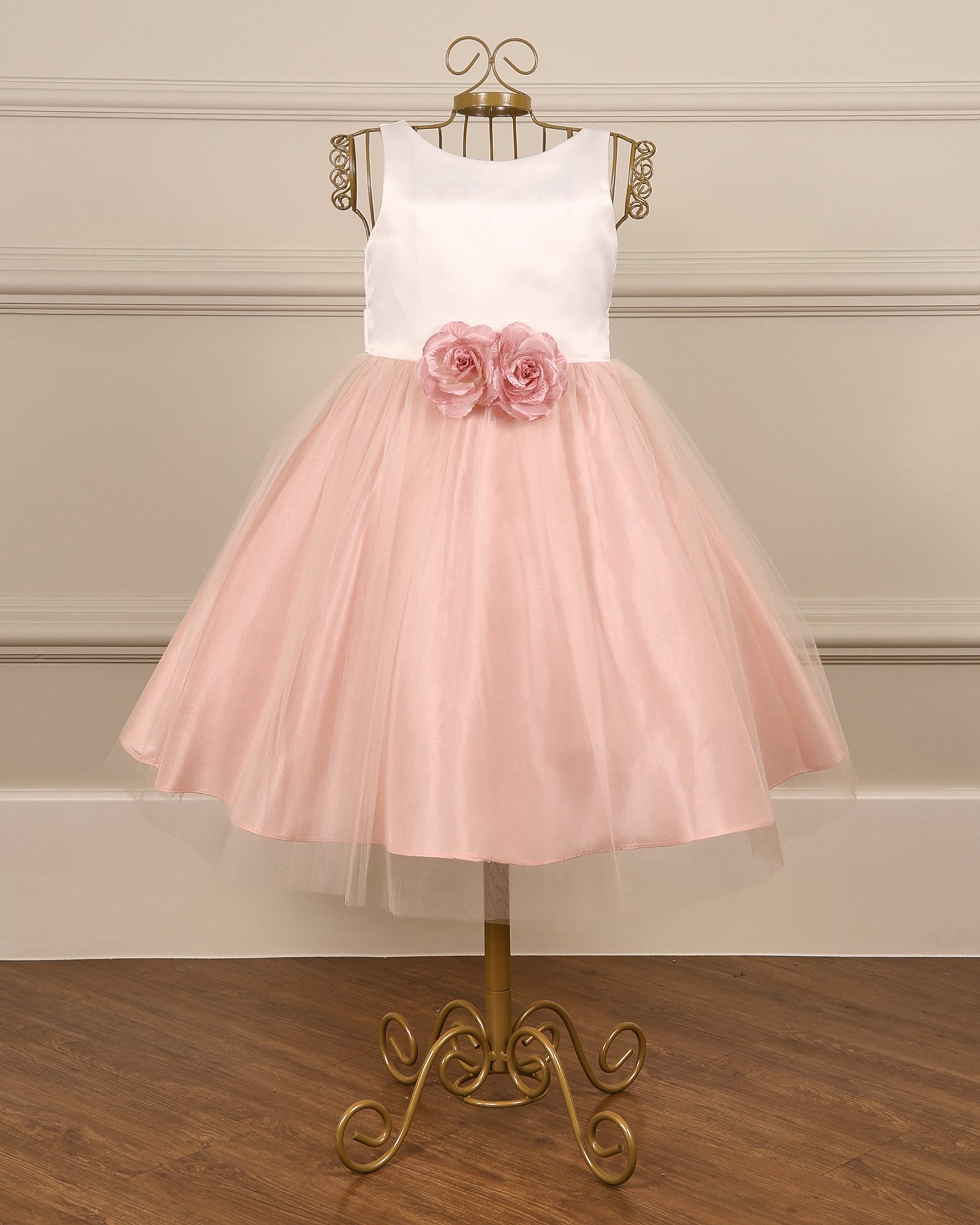 Vestido para daminha Alice offwhite e rosa com saia de tule, faixa ajustável e broche de flores decote da Etiquette