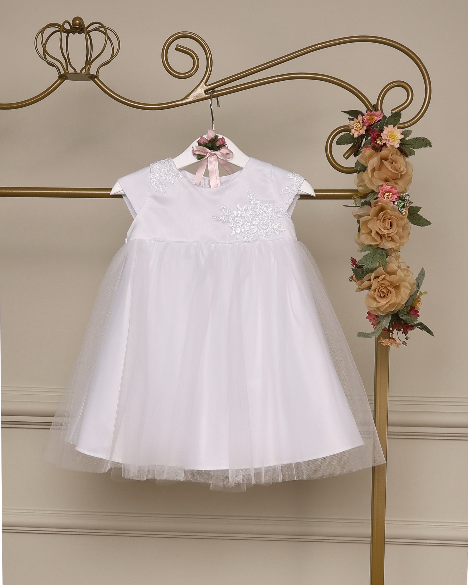 Vestido para bebê Clara em branco com corpete de tule e renda com brilho, saia dupla e laço nas costas da Etiquette