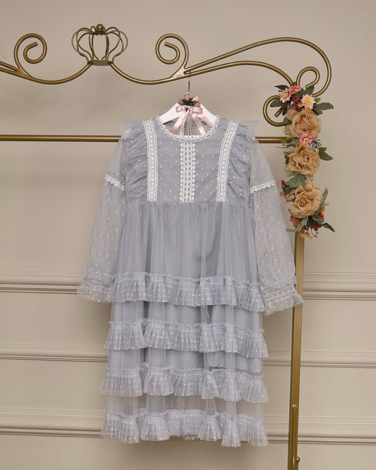 Vestido infantil Boho azul serenity com tule de poás, babadinhos e modelagem fluida da Etiquette