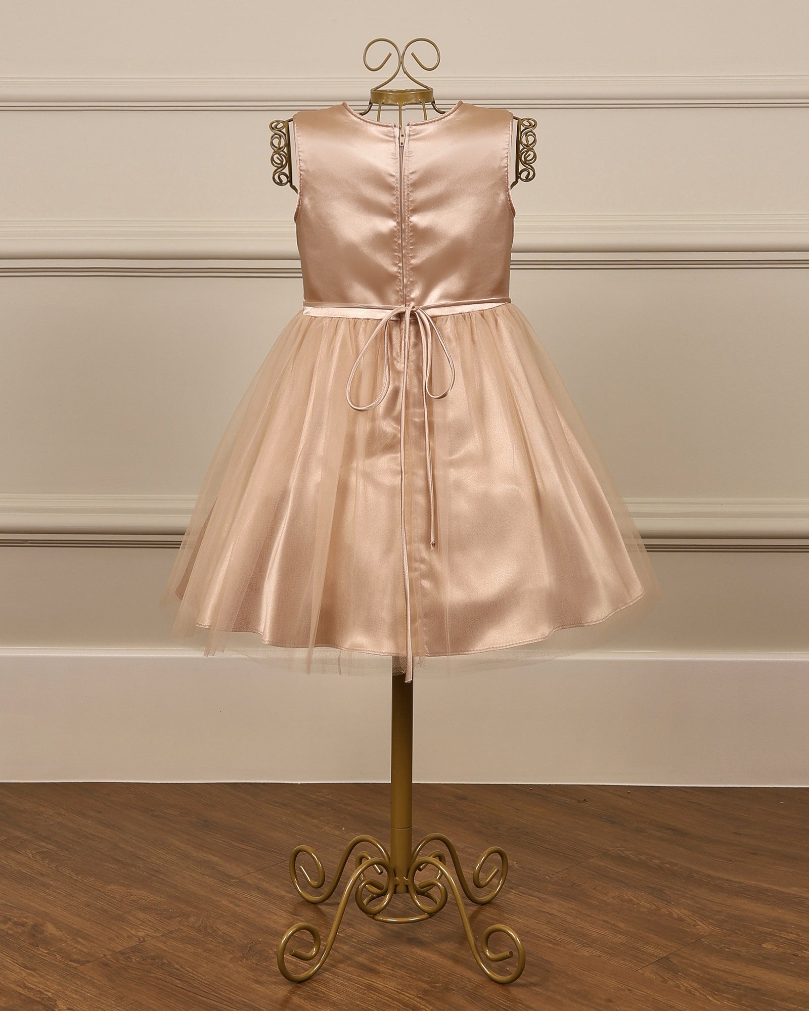 Vestido para daminha Camilla champagne com corpete com brilho, saia de tule e laço removível da Etiquette