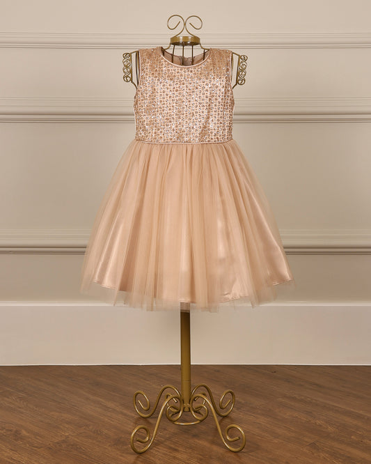 Vestido para daminha Camilla champagne com corpete com brilho, saia de tule e laço removível da Etiquette