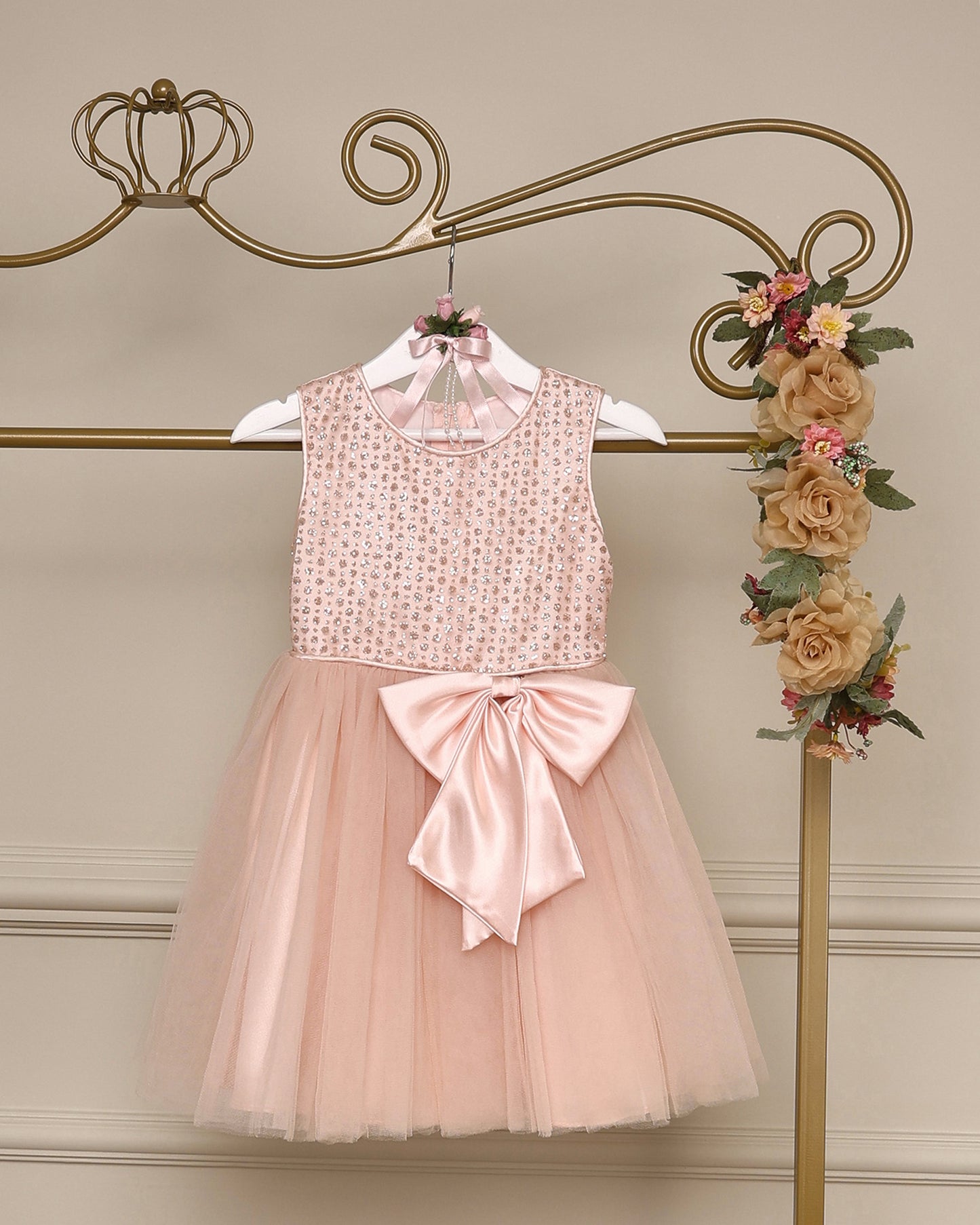 Vestido para daminha Camilla rosa com tule, brilhos delicados no corpete e laço nas costas da Etiquette