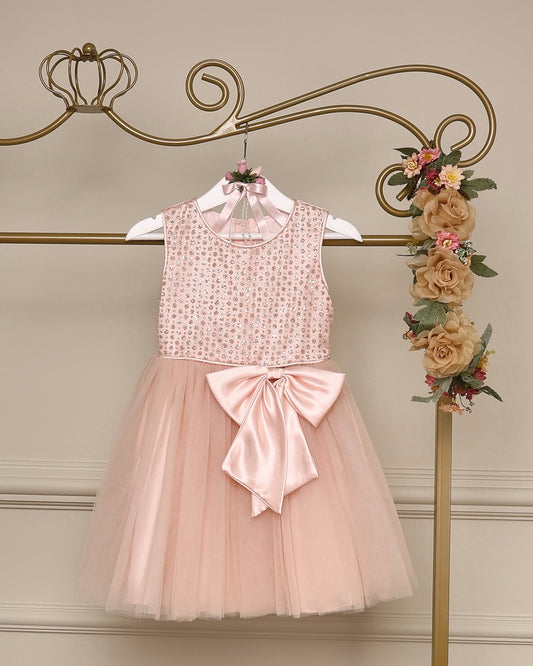 Vestido para daminha Camilla rosa com tule, brilhos delicados no corpete e laço nas costas da Etiquette
