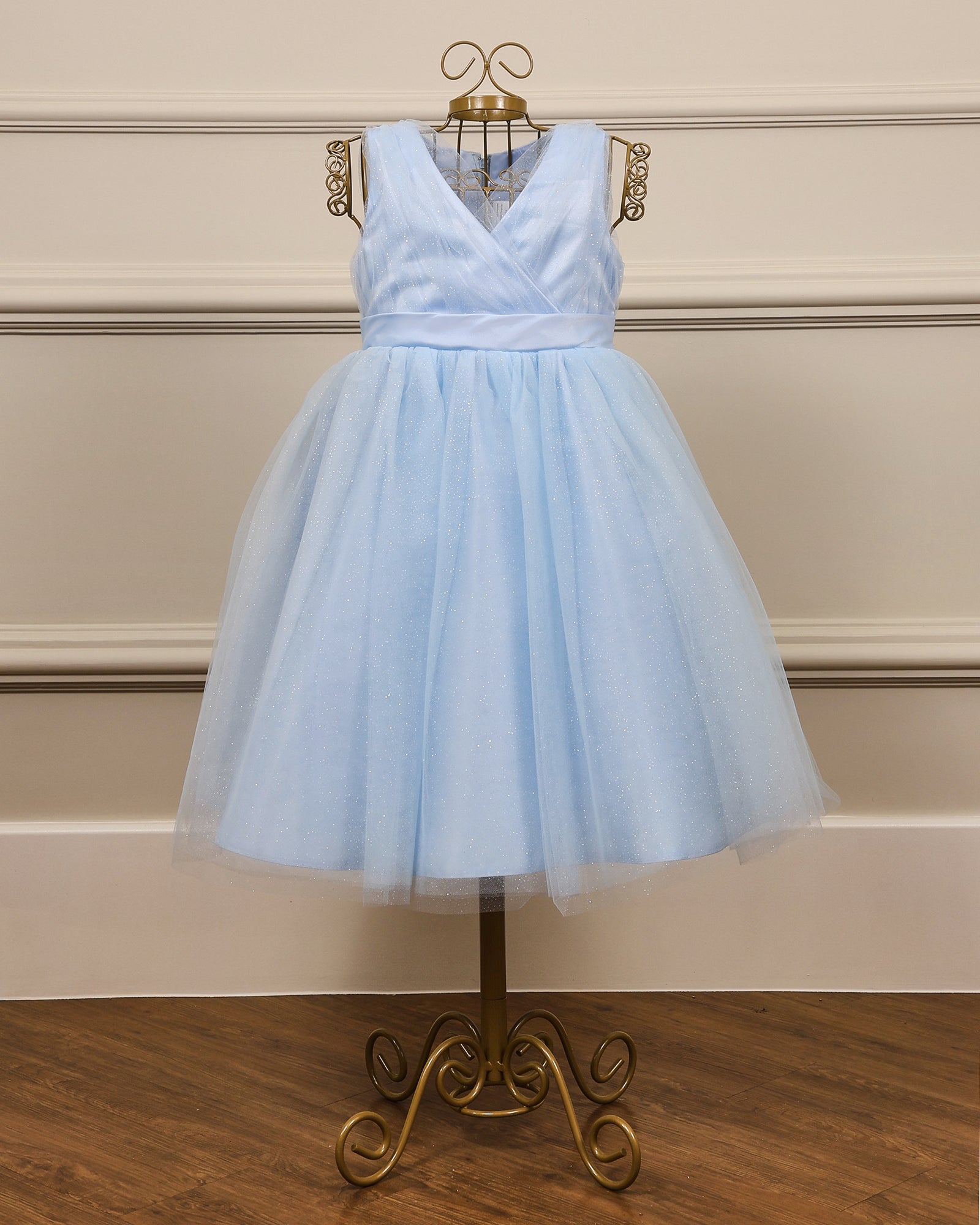 Vestido infantil Cindy azul claro com tule de brilho, laço nas costas e decote transpassado da Etiquette