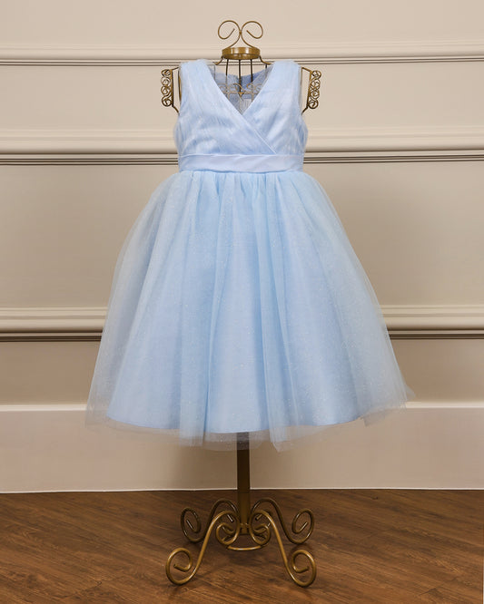 Vestido infantil Cindy azul claro com tule de brilho, laço nas costas e decote transpassado da Etiquette