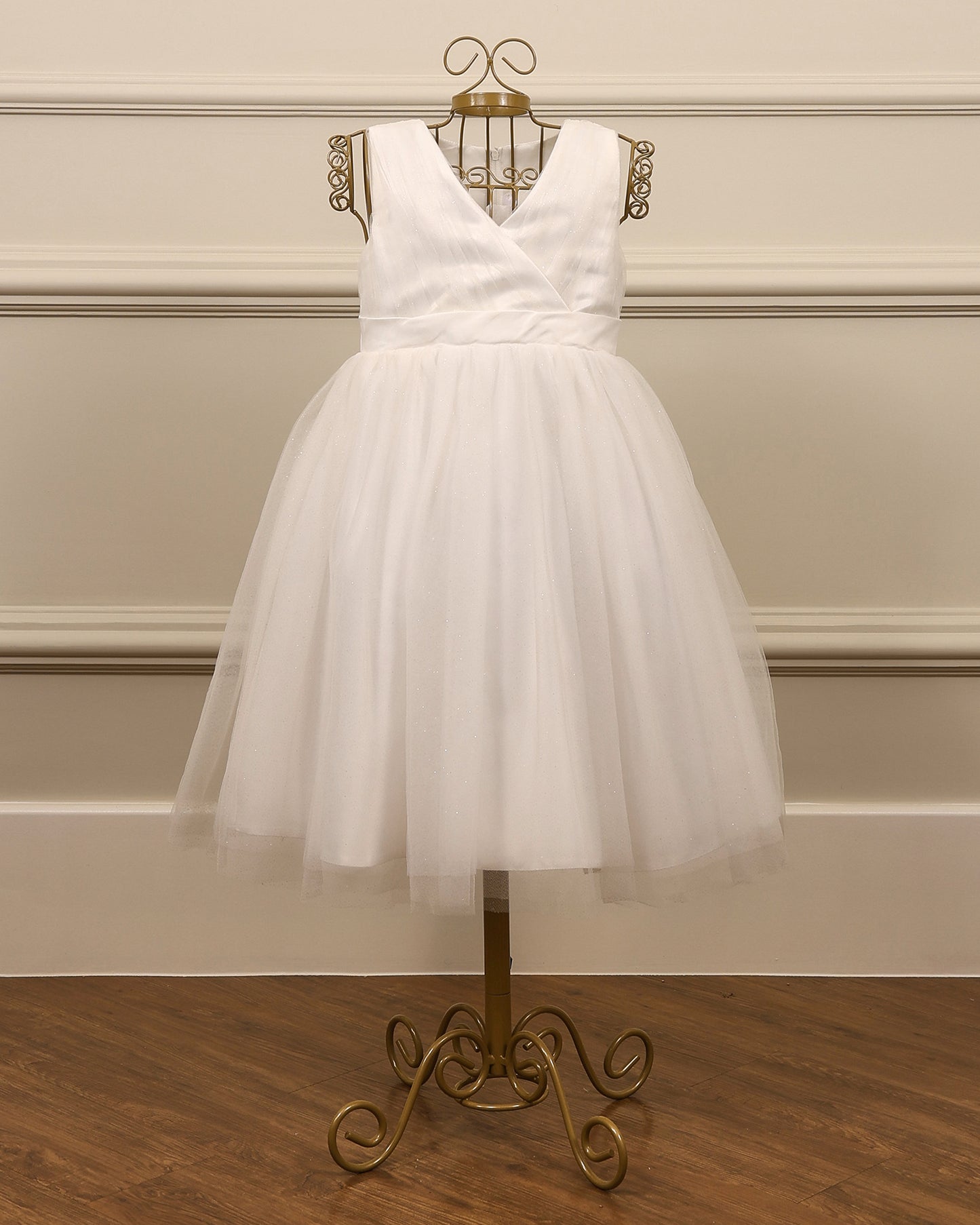 Vestido para daminha Cindy branco perolado com tule de brilho, decote V e laço nas costas da Etiquette
