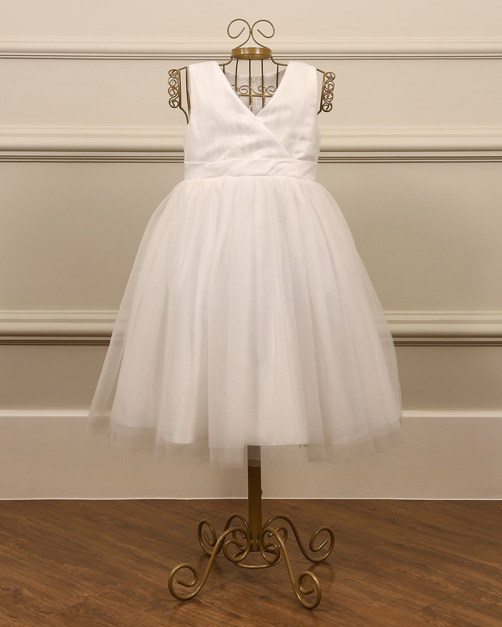 Vestido para daminha Cindy branco perolado com tule de brilho, decote V e laço nas costas da Etiquette