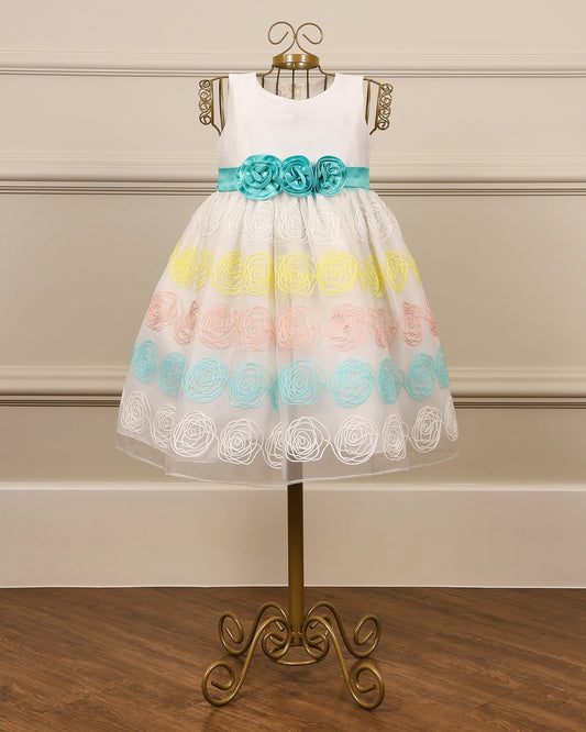 Vestido para daminha Colors em shantung branco perolado com organza bordada em tons pastel e flores 3D na cintura da Etiquette