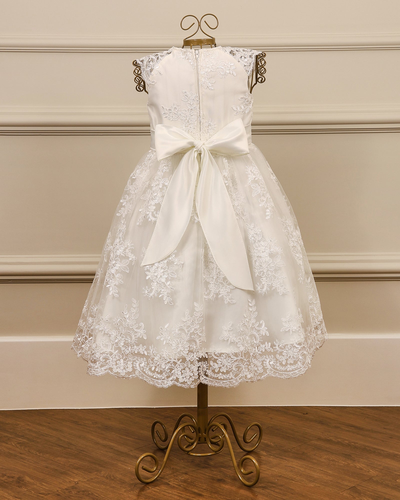 Vestido para daminha Cristina branco perolado com renda e mangas japonesas com laço nas costas da Etiquette