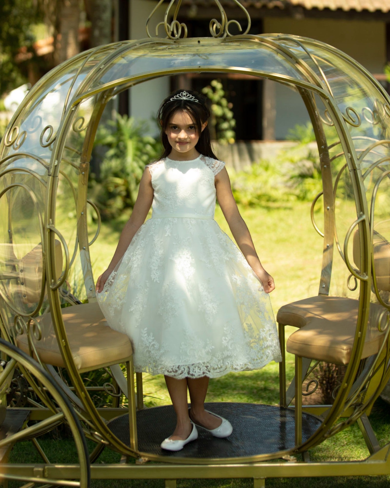 Vestido para daminha Cristina branco perolado com renda, laço de cetim e mangas japonesas da Etiquette.