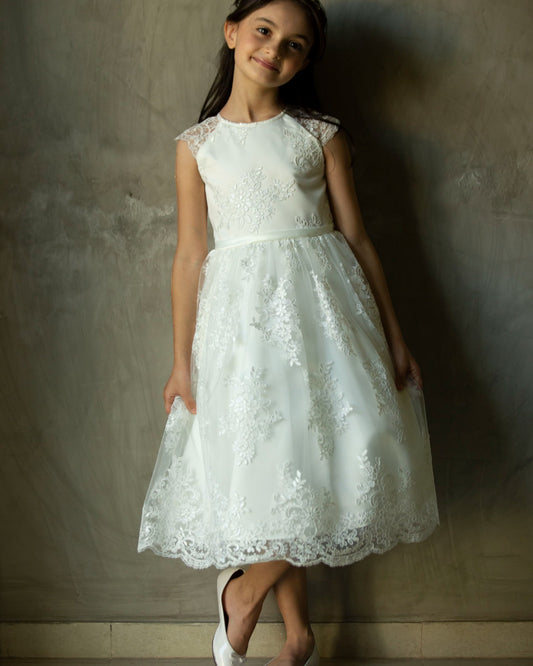 Vestido para daminha Cristina branco perolado com renda, laço de cetim e mangas japonesas da Etiquette.