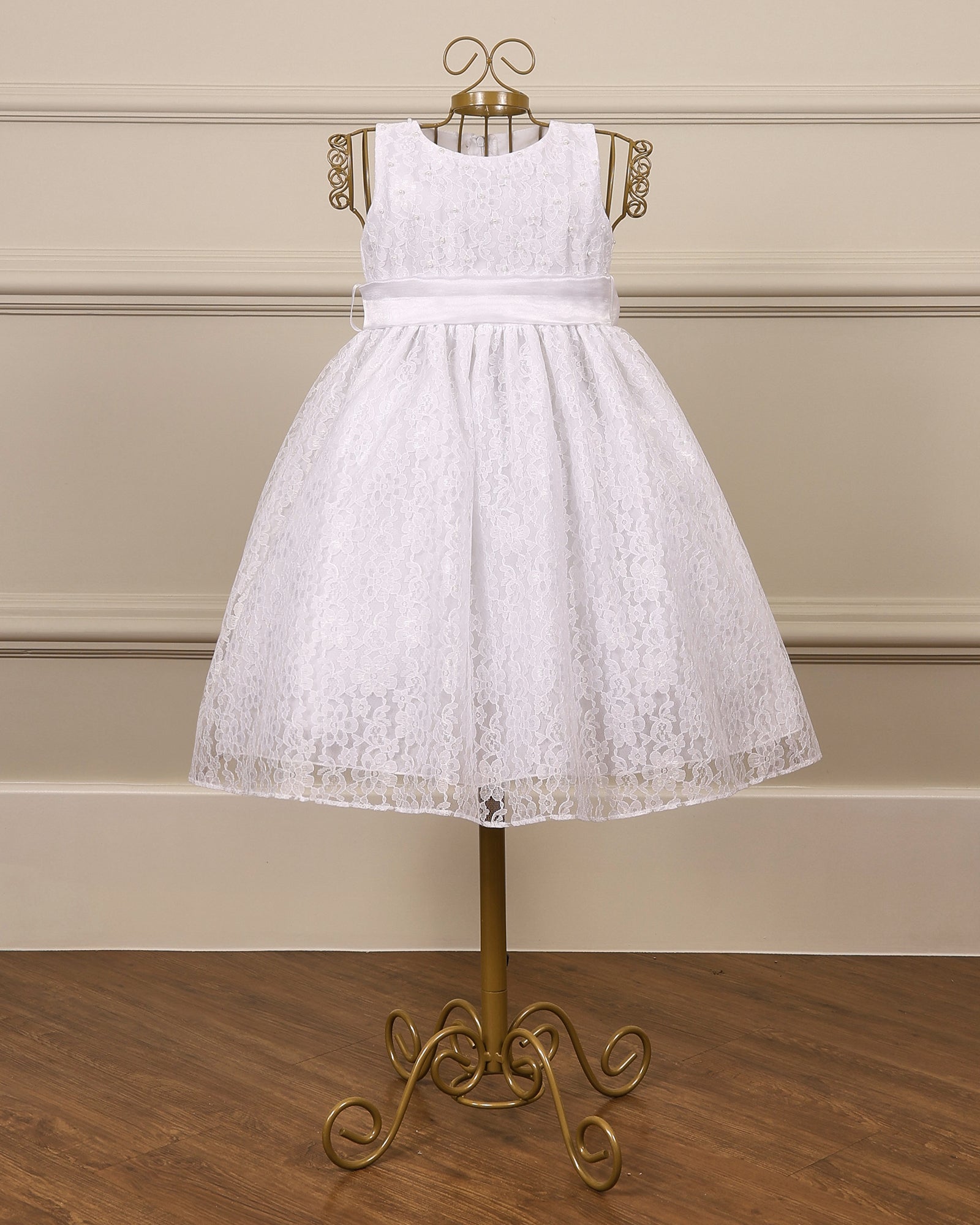 Vestido para daminha Duda branco com renda floral, pérolas no corpete, saia volumosa e faixa de organza da Etiquette