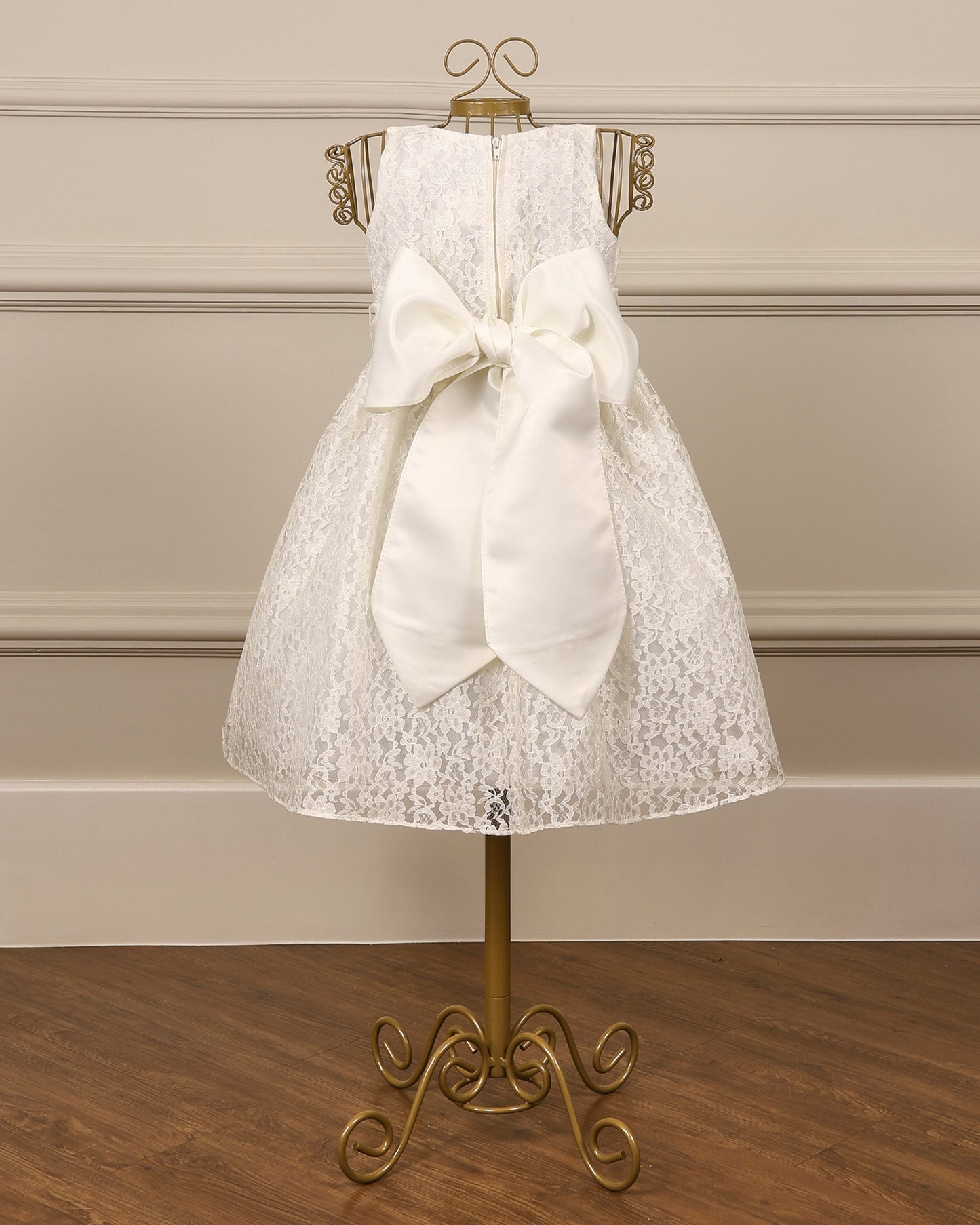 Vestido para daminha Duda off-white com renda floral, aplicação de pérolas e faixa de cetim da Etiquette