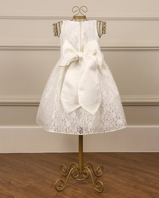 Vestido para daminha Duda off-white com renda floral, aplicação de pérolas e faixa de cetim da Etiquette