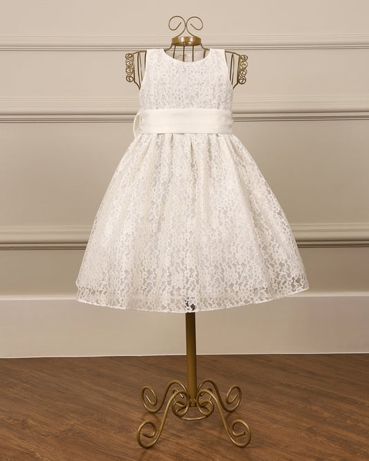 Vestido para daminha Duda off-white com renda floral, aplicação de pérolas e faixa de cetim da Etiquette