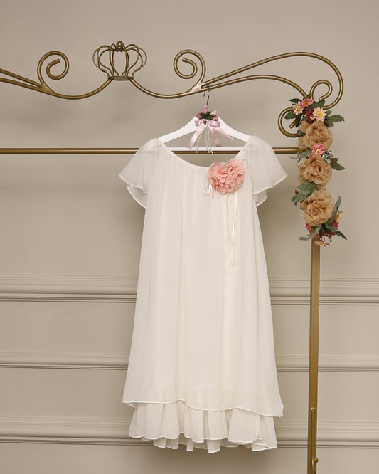 Vestido para daminha Ellison off-white com babados em chiffon e broche com pérolas delicadas da Etiquette