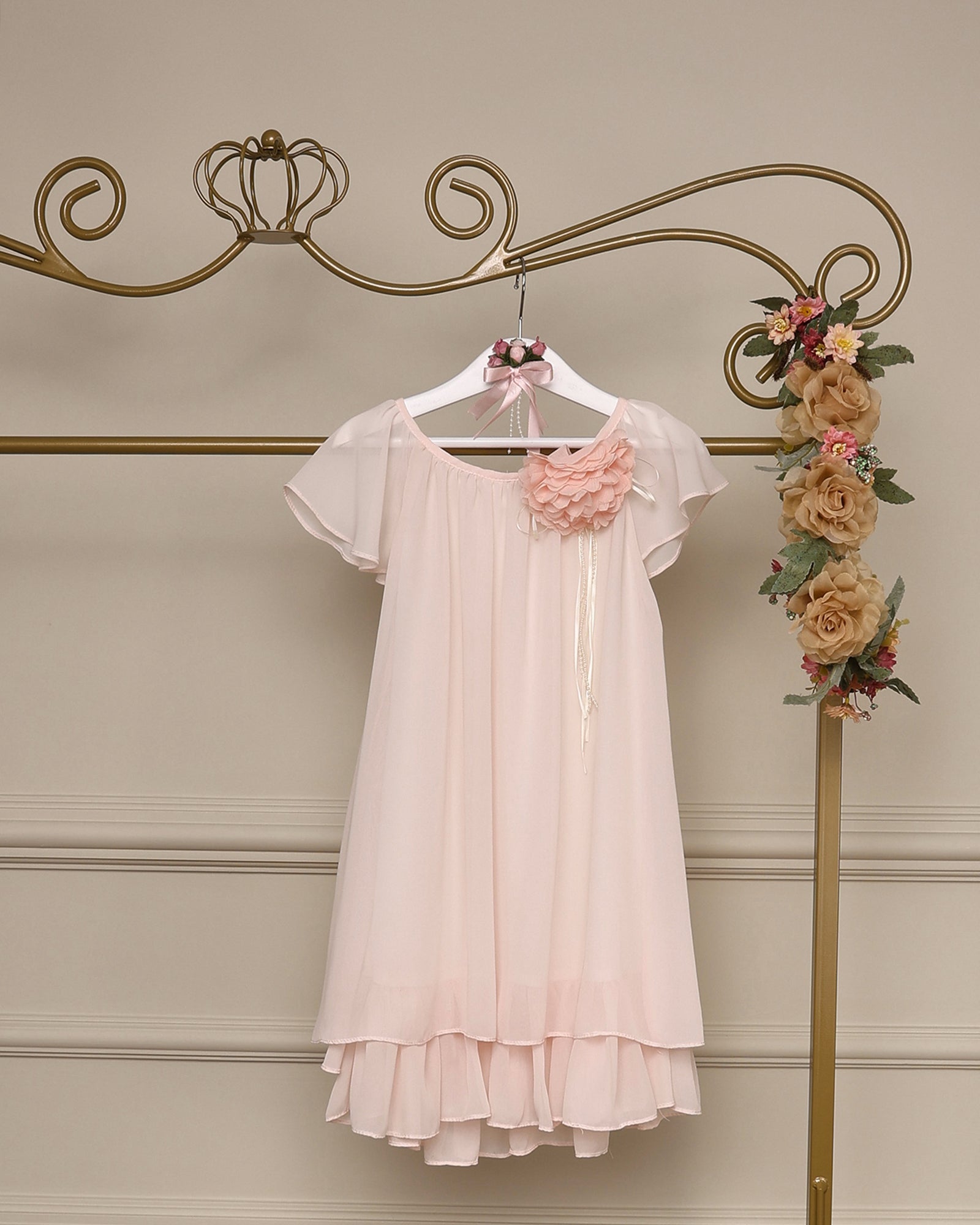 Vestido para daminha Ellison rosa claro com chiffon fluido, babados e broche com pérolas da Etiquette