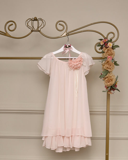 Vestido para daminha Ellison rosa claro com chiffon fluido, babados e broche com pérolas da Etiquette